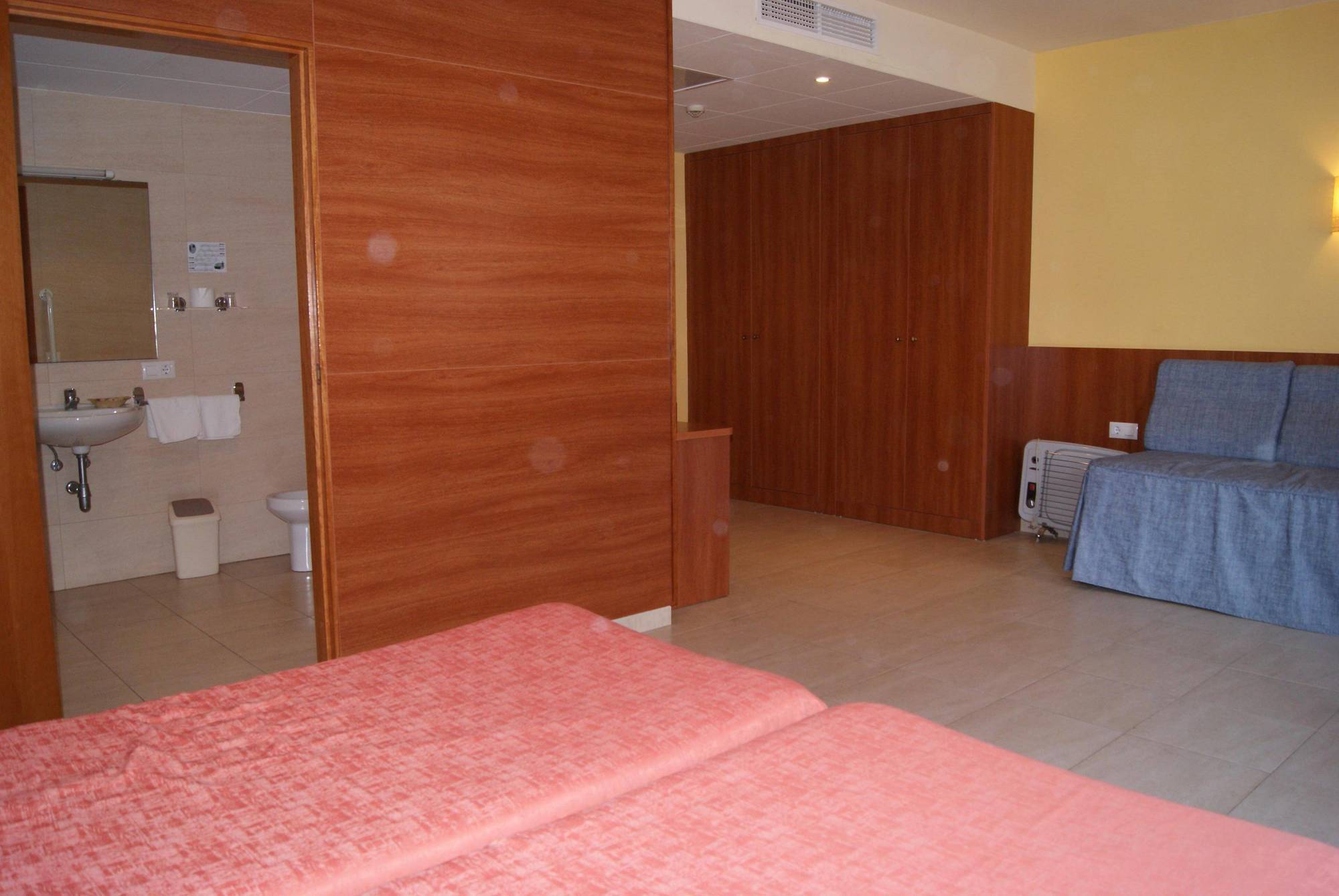 Hotel Checkin Montpalau Pineda de Mar Buitenkant foto